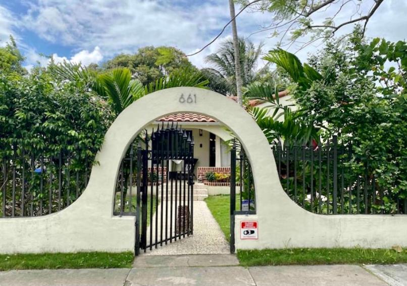 Entire Private Beautiful 2 Bedroom Plus Den House With Gated Front&Back Yard And Free Parking 10Min Drive To Miami Beach Экстерьер фото