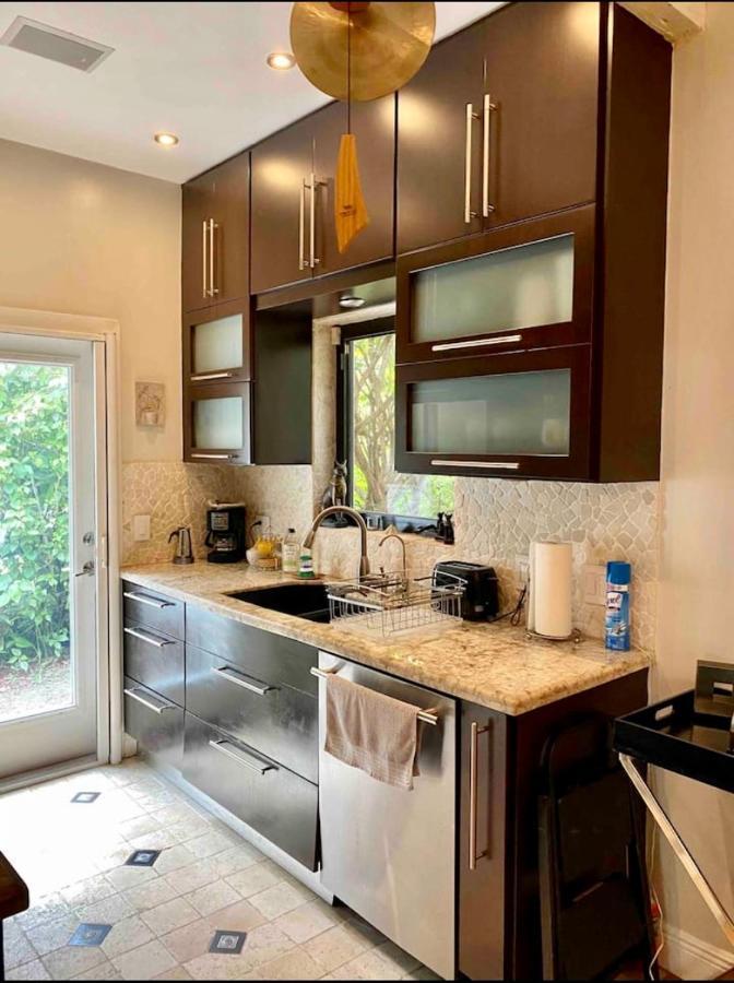 Entire Private Beautiful 2 Bedroom Plus Den House With Gated Front&Back Yard And Free Parking 10Min Drive To Miami Beach Экстерьер фото