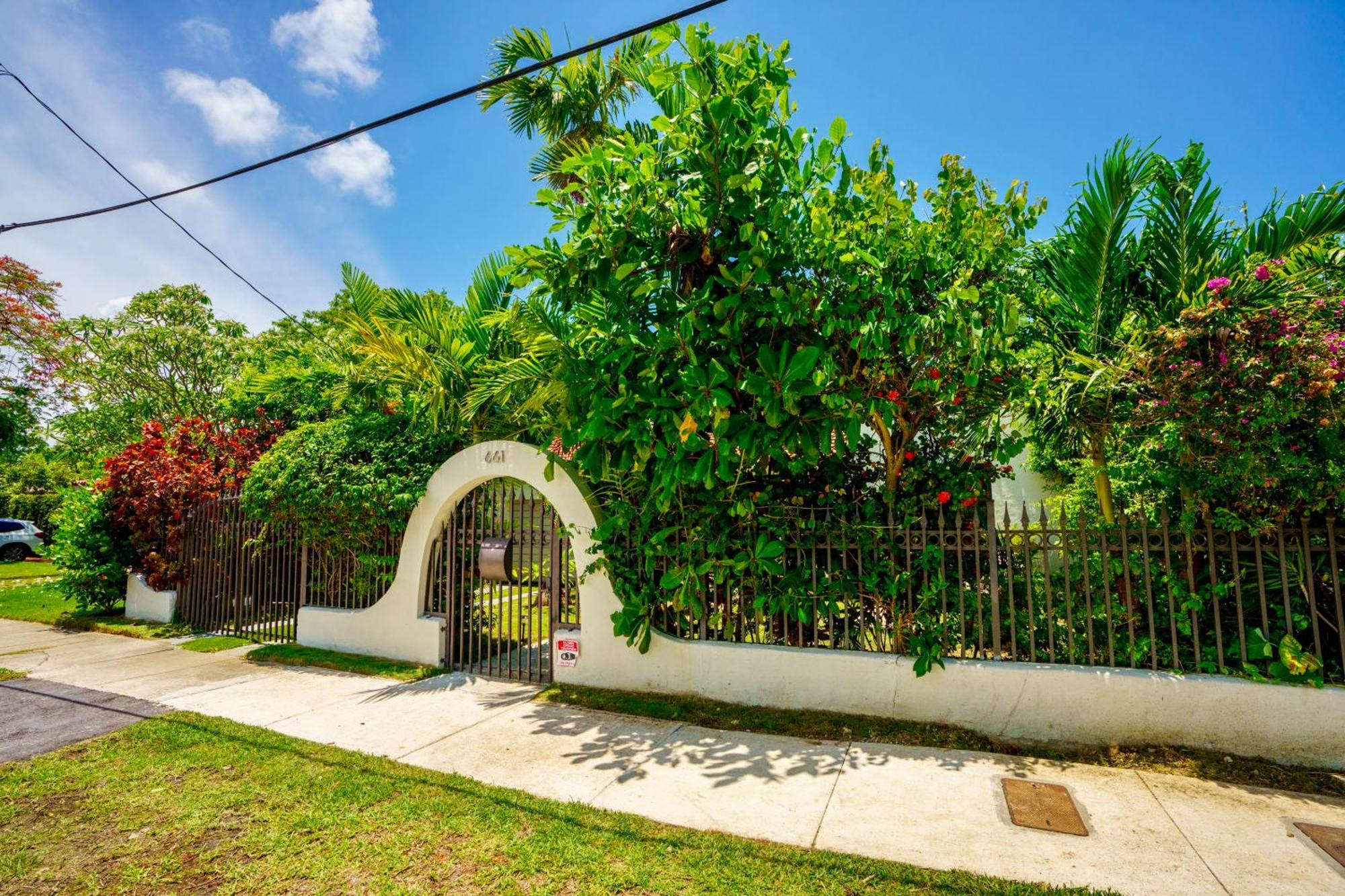 Entire Private Beautiful 2 Bedroom Plus Den House With Gated Front&Back Yard And Free Parking 10Min Drive To Miami Beach Экстерьер фото