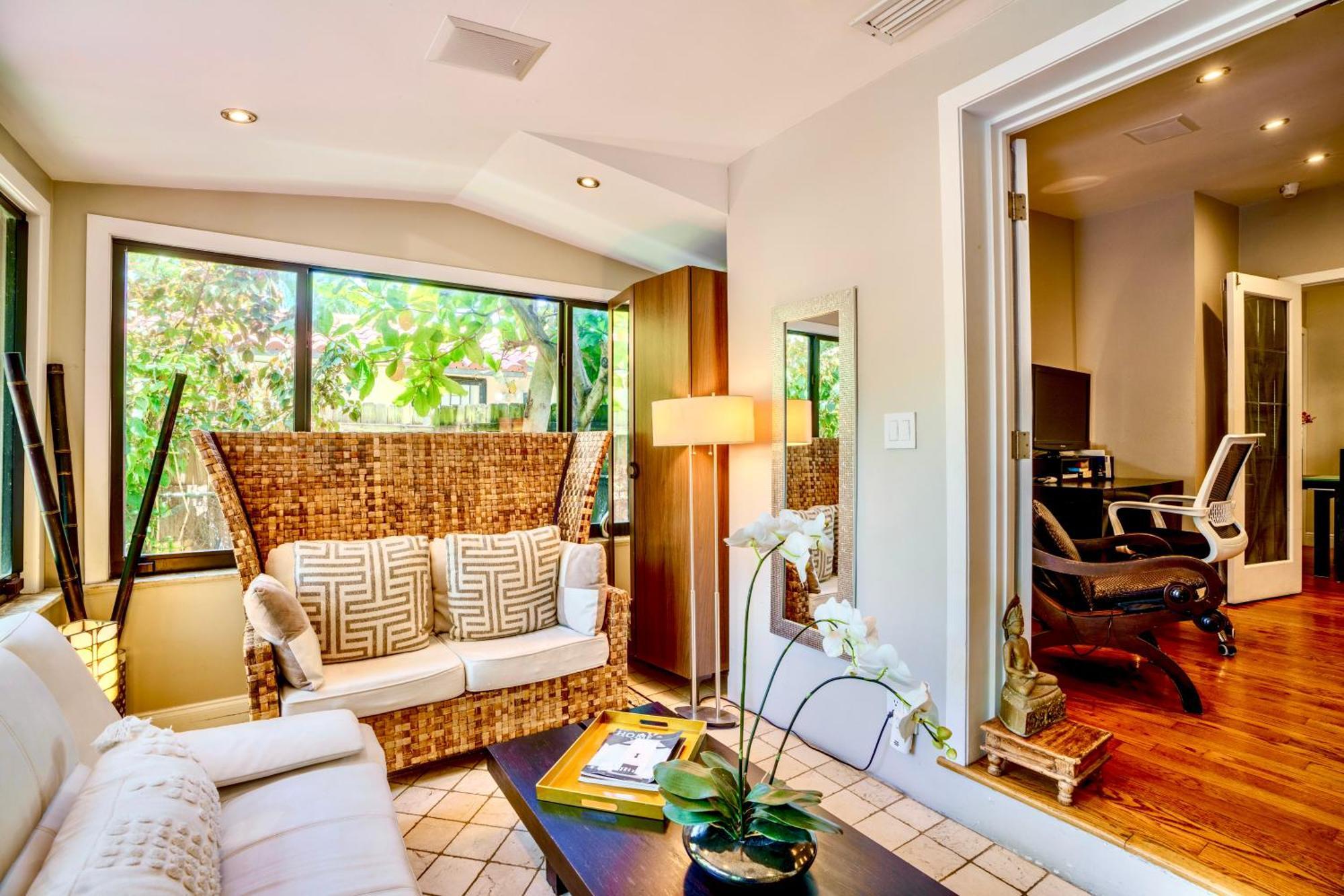 Entire Private Beautiful 2 Bedroom Plus Den House With Gated Front&Back Yard And Free Parking 10Min Drive To Miami Beach Экстерьер фото